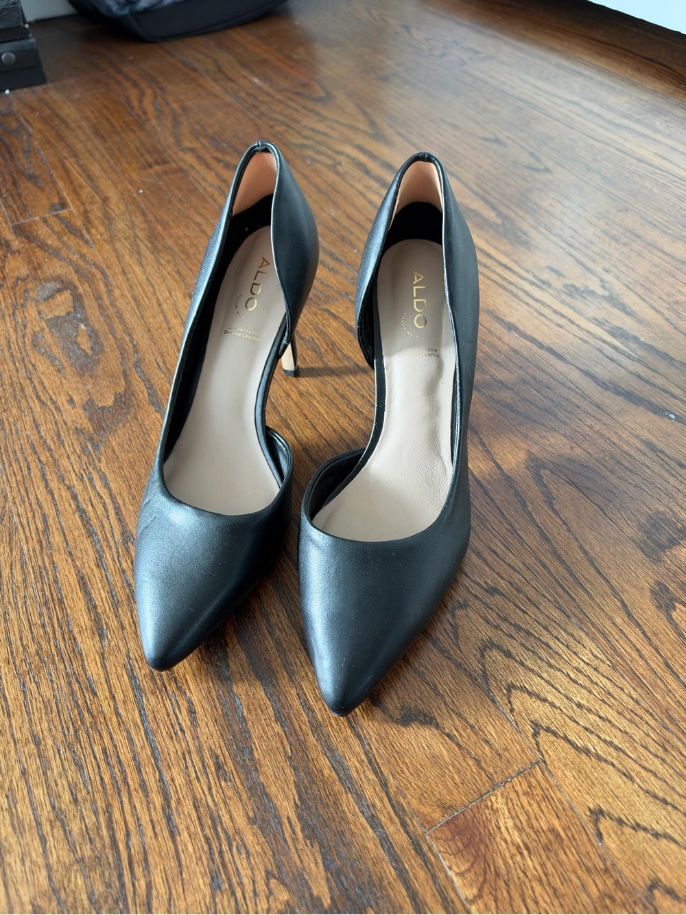 Black pointed pumps